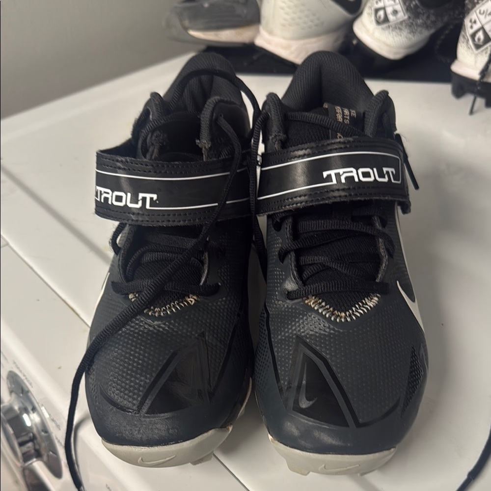 Mike Trout Baseball shoe Nike Black Sneakers with Velcro Strap and Keats